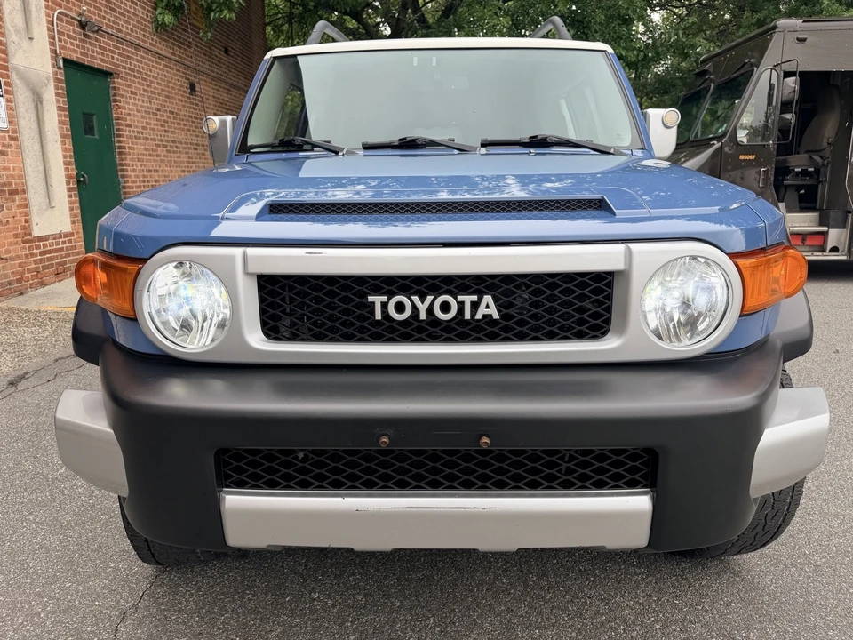 2011 Toyota FJ Cruiser - Image 8 of 30