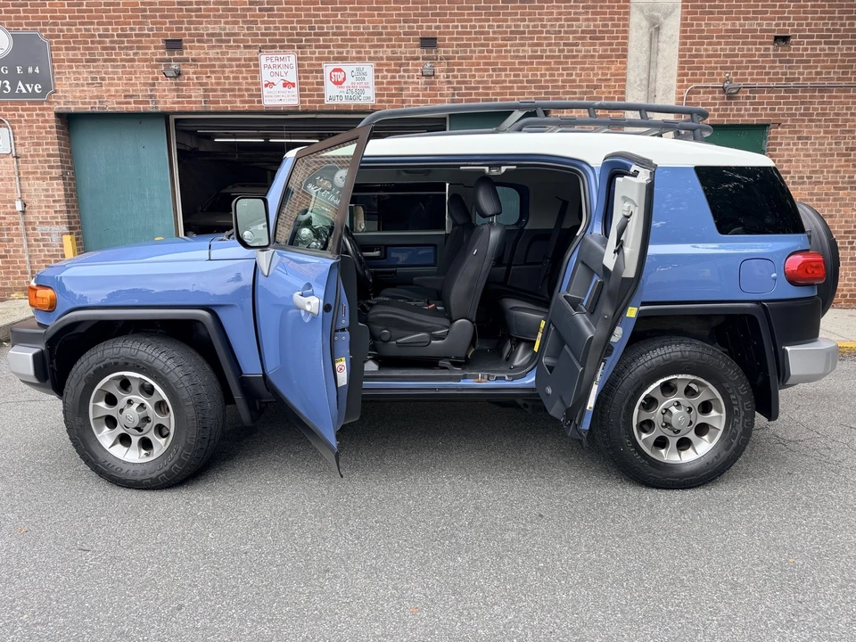 2011 Toyota FJ Cruiser - Image 9 of 30