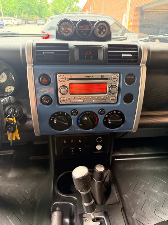 2011 Toyota FJ Cruiser - Image 23 of 30