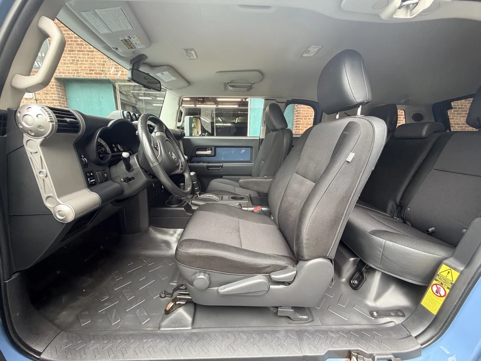 2011 Toyota FJ Cruiser - Image 16 of 30