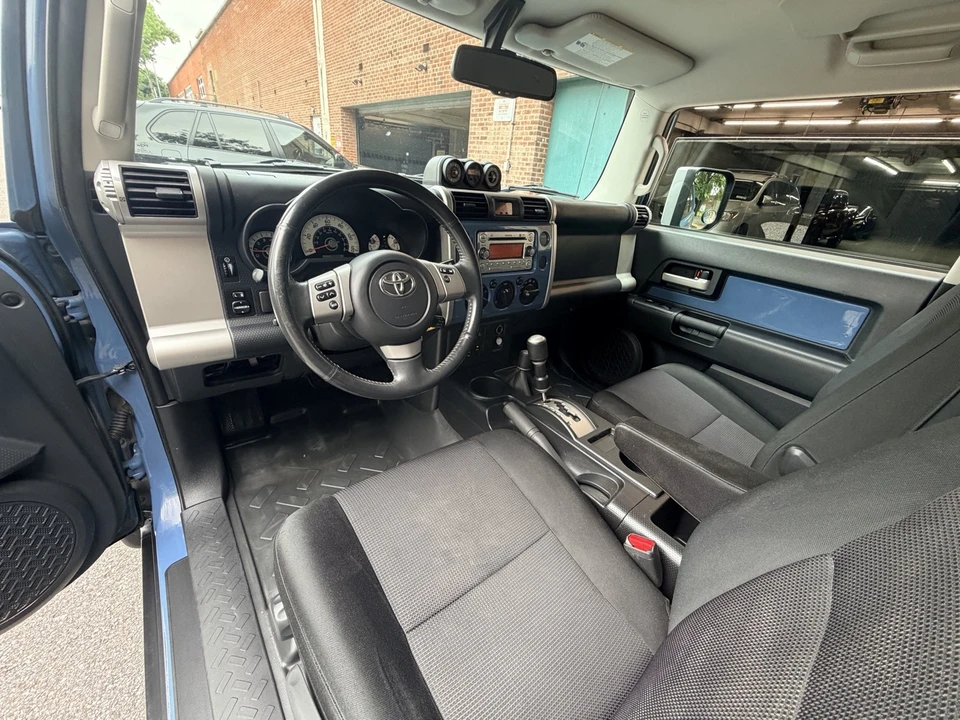 2011 Toyota FJ Cruiser - Image 25 of 30
