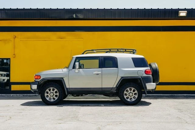 2011 Toyota FJ Cruiser - Image 8 of 31