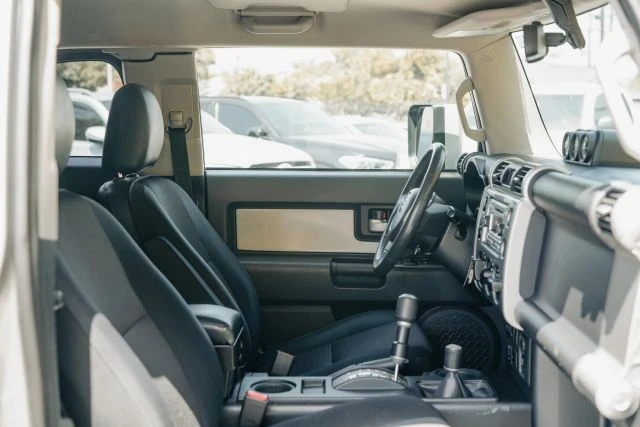 2011 Toyota FJ Cruiser - Image 18 of 31