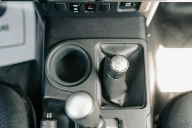 2011 Toyota FJ Cruiser - Image 25 of 31