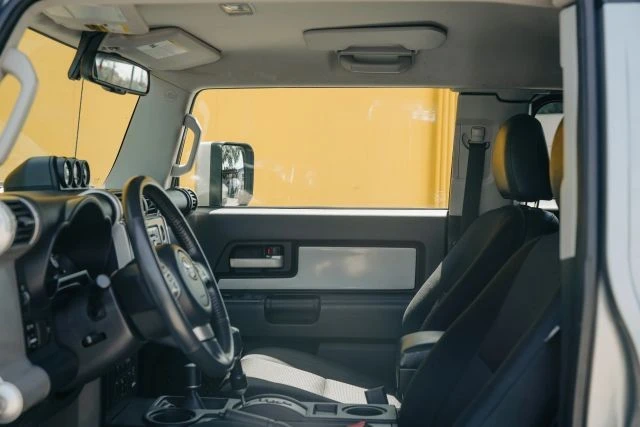 2011 Toyota FJ Cruiser - Image 12 of 31