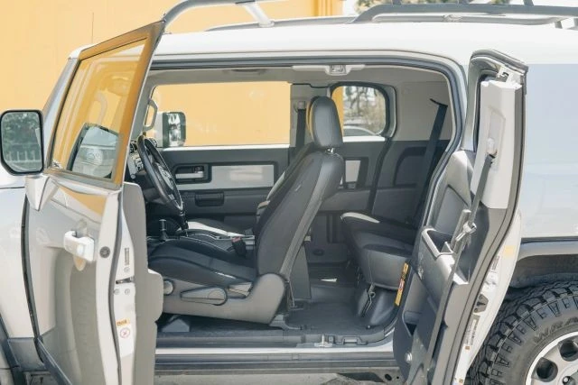 2011 Toyota FJ Cruiser - Image 15 of 31