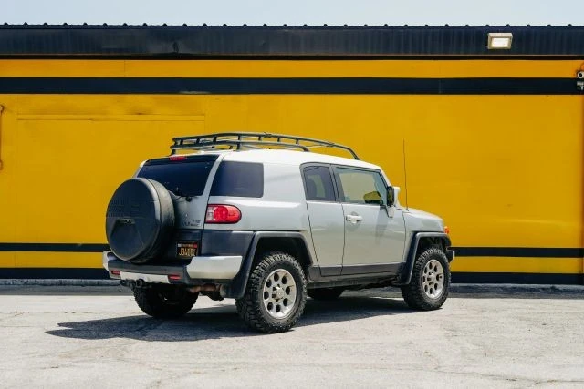 2011 Toyota FJ Cruiser - Image 5 of 31