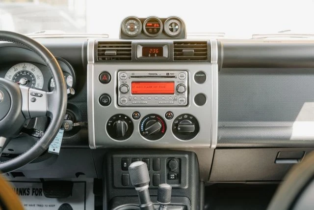 2011 Toyota FJ Cruiser - Image 22 of 31