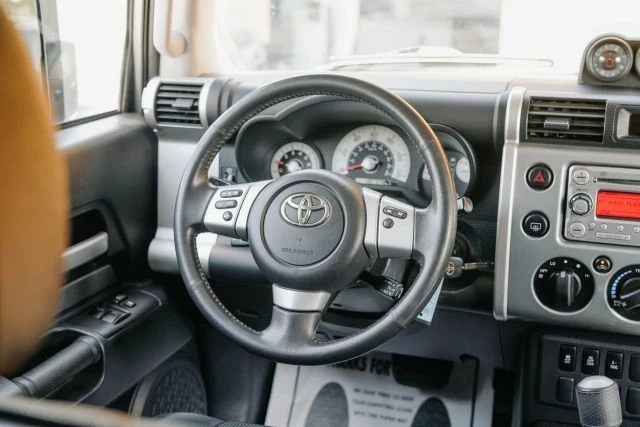 2011 Toyota FJ Cruiser - Image 29 of 31