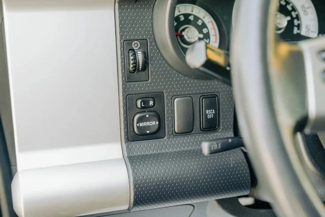 2011 Toyota FJ Cruiser - Image 13 of 31