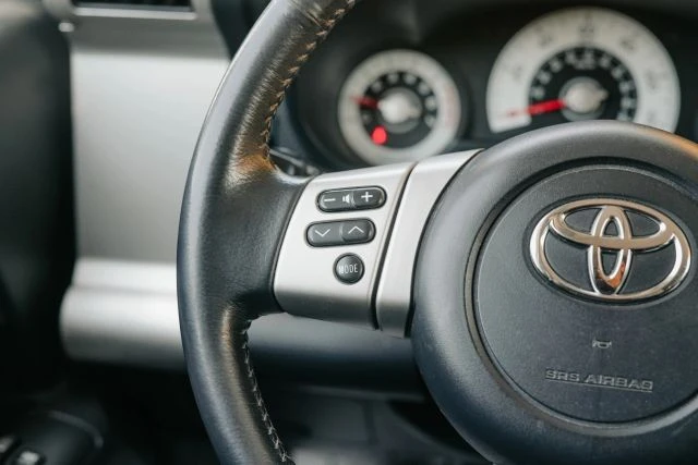 2011 Toyota FJ Cruiser - Image 30 of 31