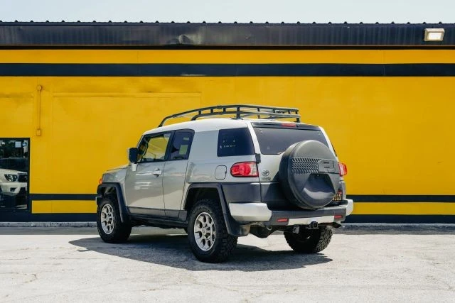 2011 Toyota FJ Cruiser - Image 7 of 31