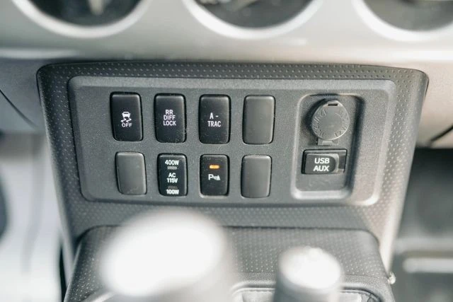 2011 Toyota FJ Cruiser - Image 26 of 31