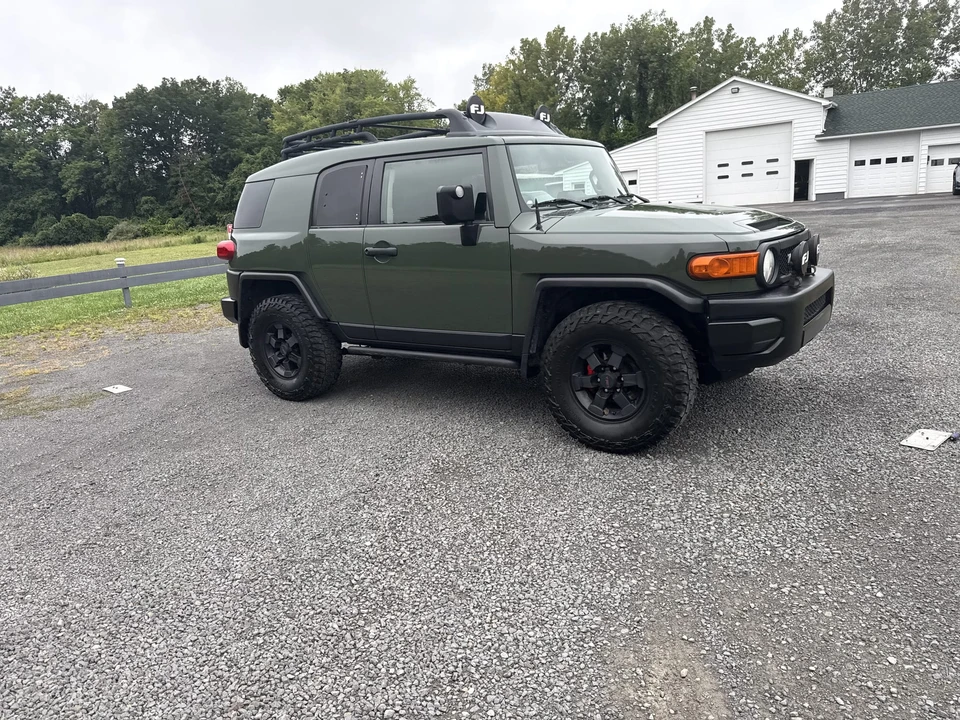 2011 Toyota FJ Cruiser - Image 2 of 31