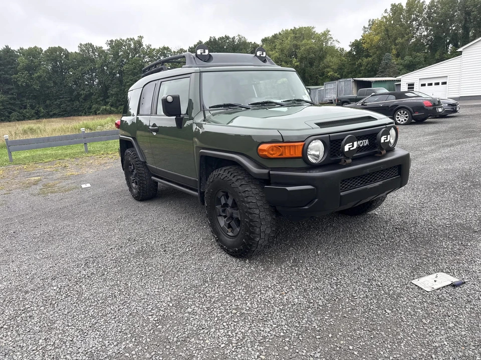 2011 Toyota FJ Cruiser - Image 9 of 31