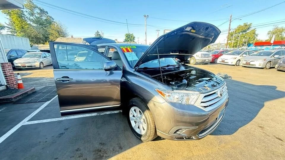 2011 Toyota Highlander - Image 12 of 20