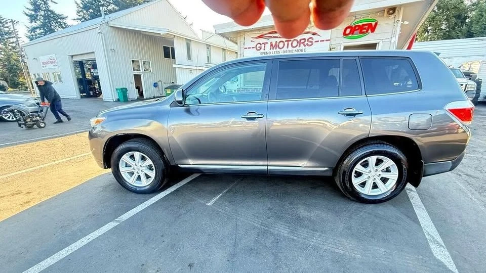 2011 Toyota Highlander - Image 2 of 20