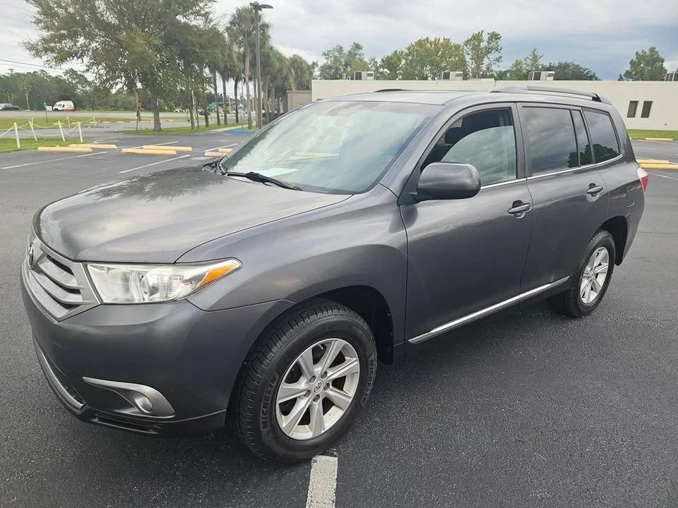 2011 Toyota Highlander - Image 2 of 20