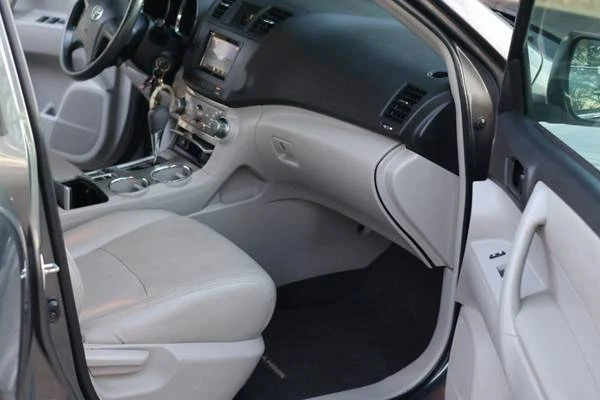 2011 Toyota Highlander - Image 8 of 18