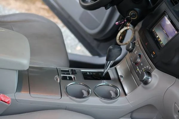 2011 Toyota Highlander - Image 12 of 18