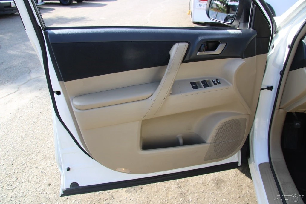 2011 Toyota Highlander - Image 10 of 21