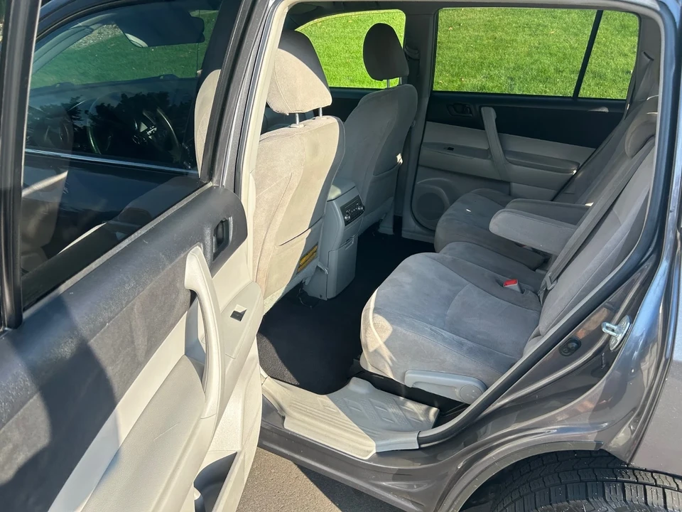 2011 Toyota Highlander - Image 2 of 18