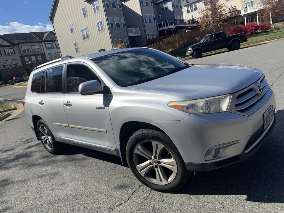 2011 Toyota Highlander - Image 2 of 15