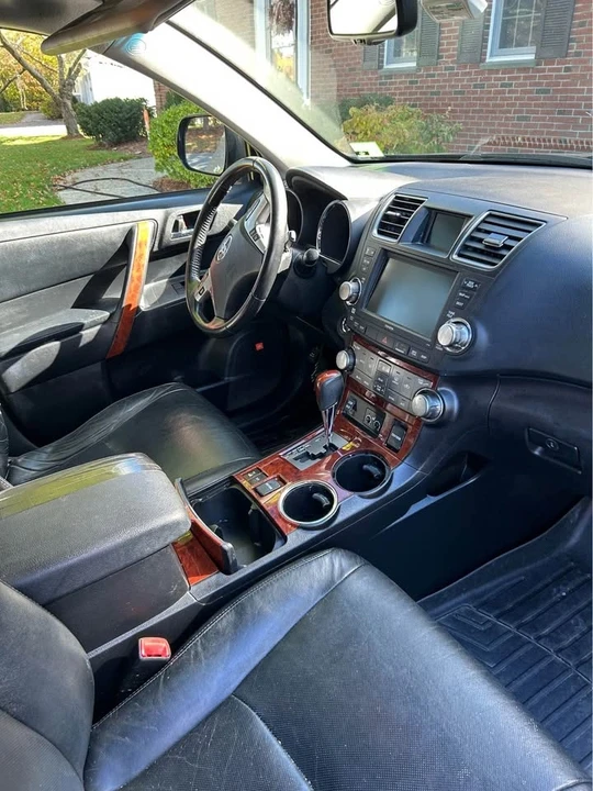 2011 Toyota Highlander - Image 2 of 4