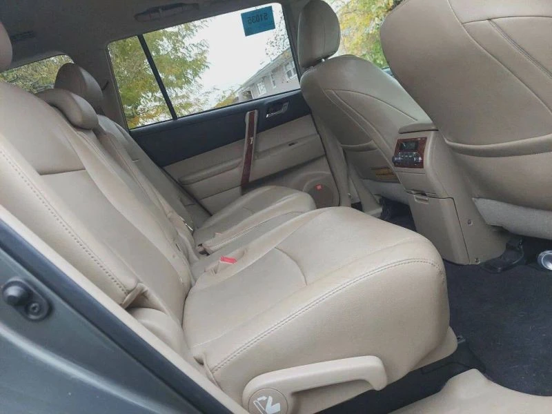 2011 Toyota Highlander - Image 8 of 12