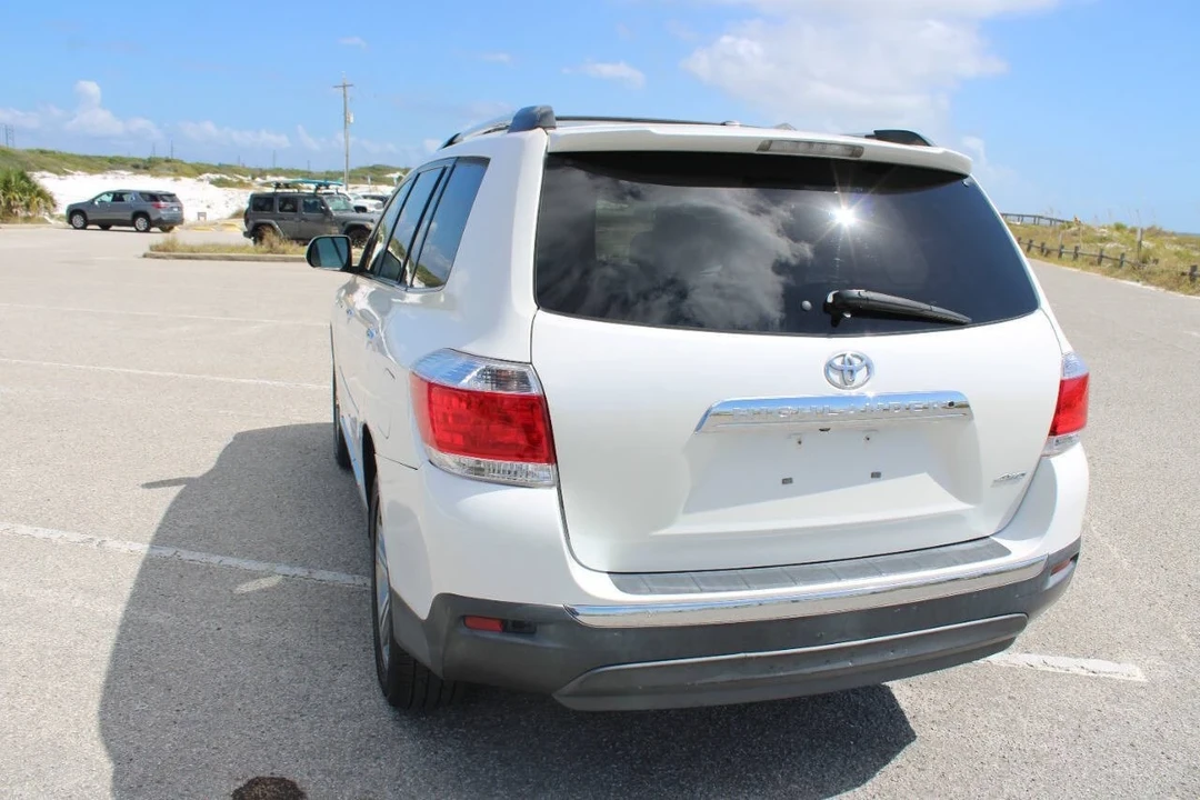 2011 Toyota Highlander - Image 9 of 21