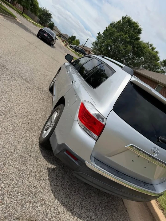 2011 Toyota Highlander - Image 2 of 17
