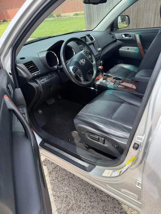 2011 Toyota Highlander - Image 8 of 17