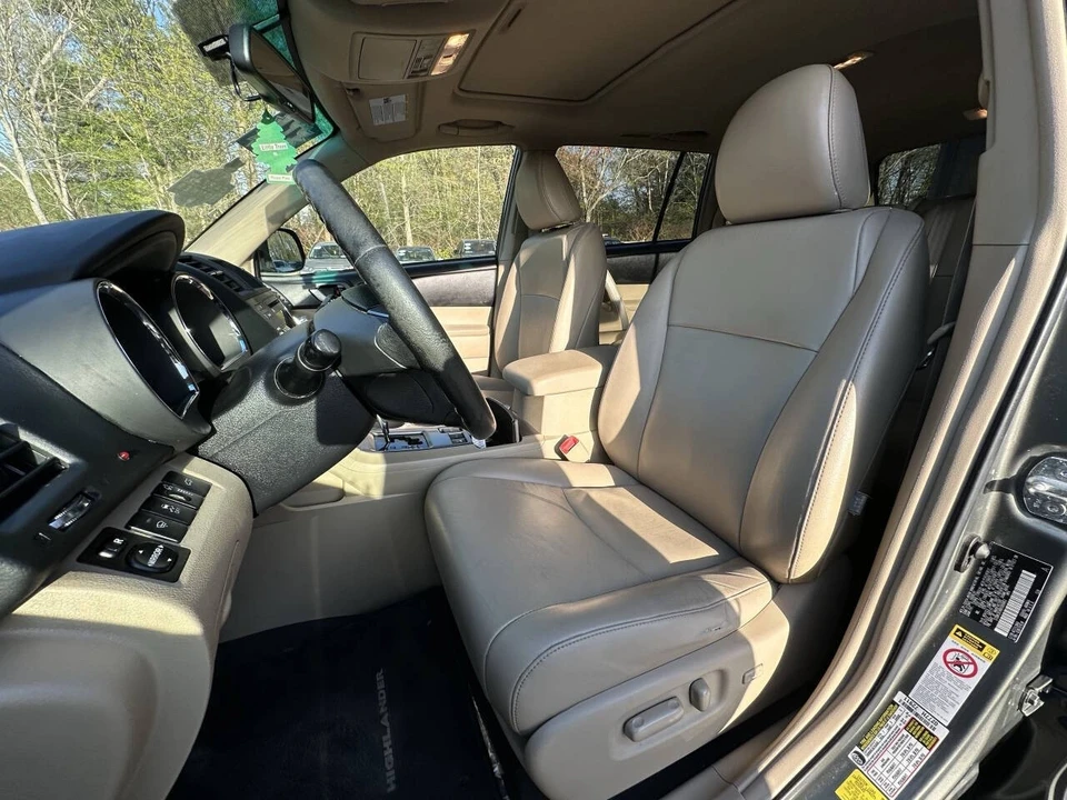 2011 Toyota Highlander - Image 8 of 21