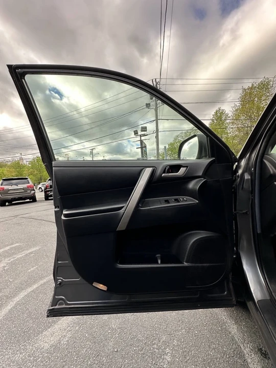 2011 Toyota Highlander - Image 13 of 21