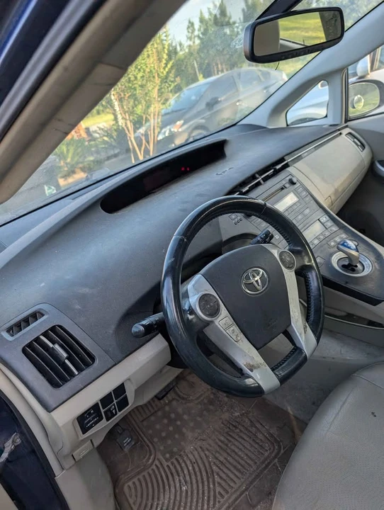 2011 Toyota Prius 3rd Gen - Image 2 of 3