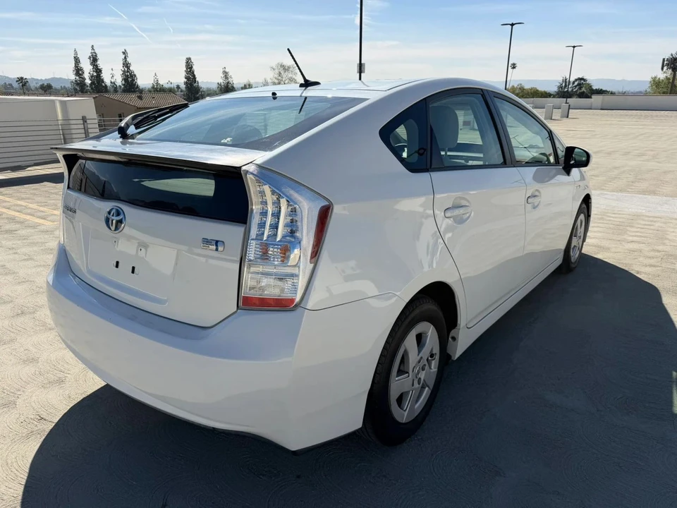 2011 Toyota Prius 3rd Gen - Image 5 of 21