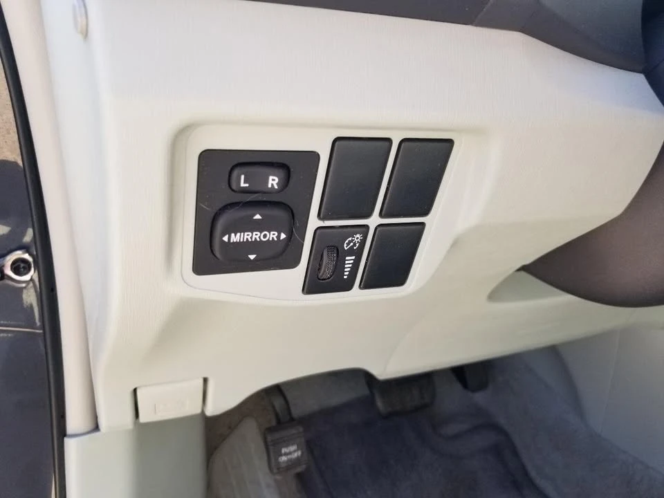 2011 Toyota Prius 3rd Gen - Image 14 of 20
