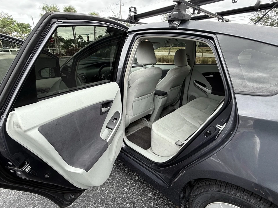 2011 Toyota Prius 3rd Gen - Image 16 of 17