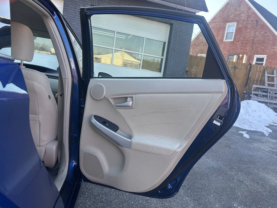 2011 Toyota Prius 3rd Gen - Image 16 of 21