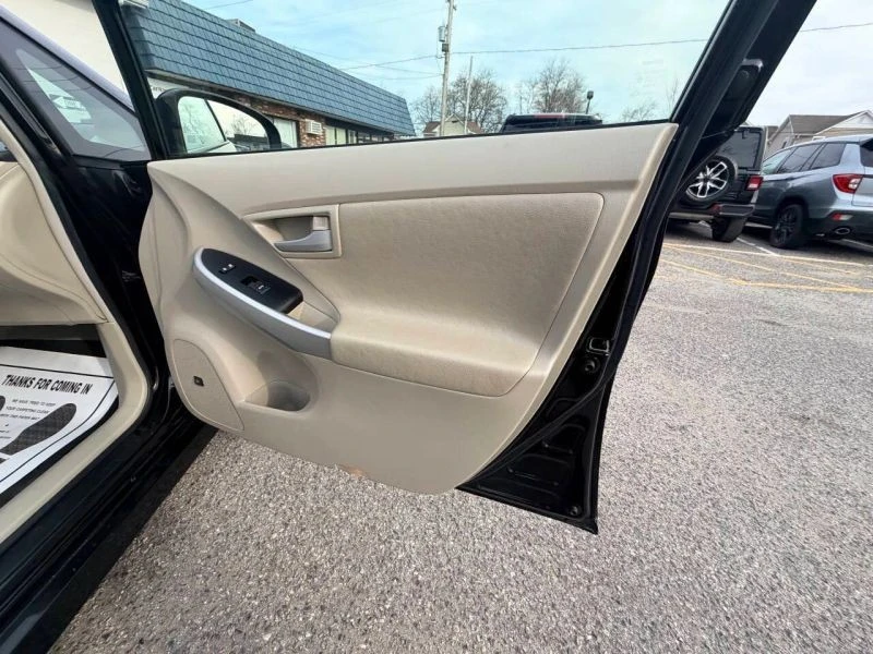 2011 Toyota Prius 3rd Gen - Image 5 of 12