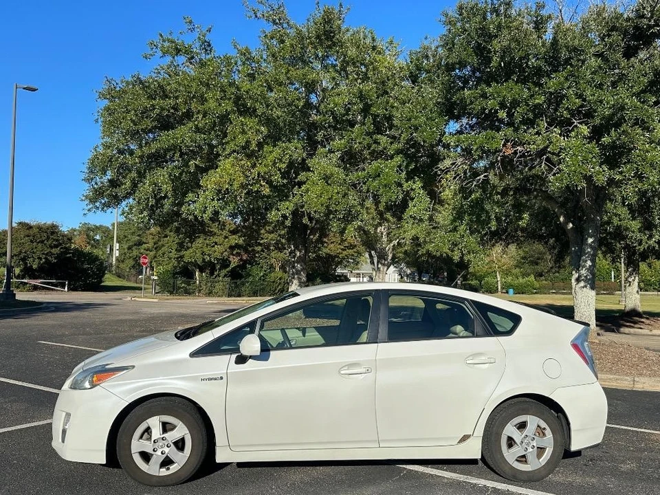 2011 Toyota Prius 3rd Gen - Image 2 of 21