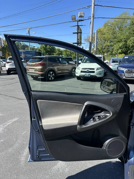 2011 Toyota RAV4 3rd Gen - Image 11 of 21