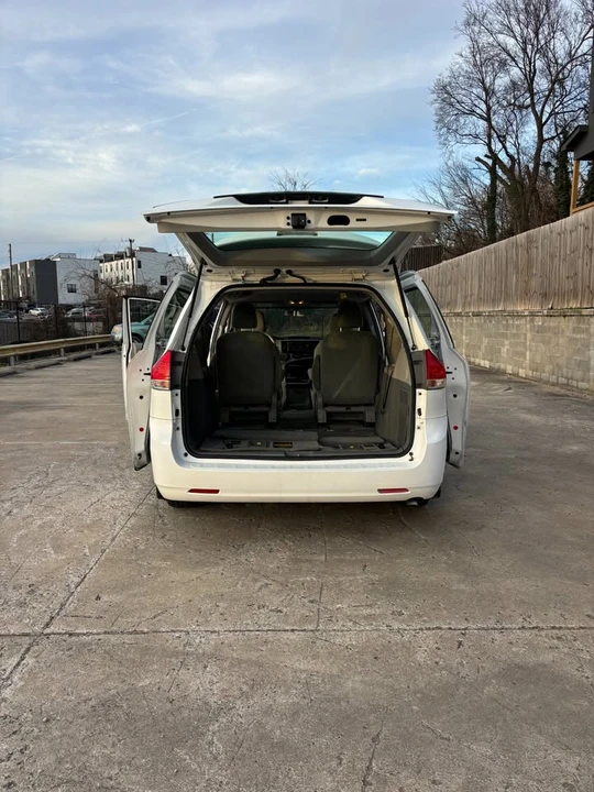 2011 Toyota Sienna 3rd Gen - Image 11 of 17