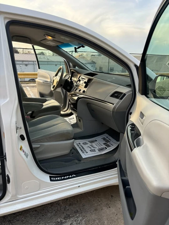 2011 Toyota Sienna 3rd Gen - Image 14 of 17