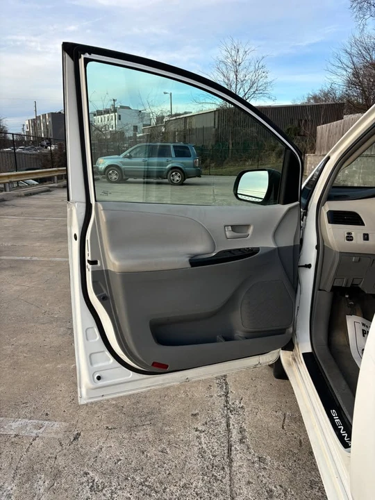 2011 Toyota Sienna 3rd Gen - Image 7 of 17