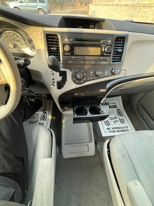 2011 Toyota Sienna 3rd Gen - Image 15 of 17
