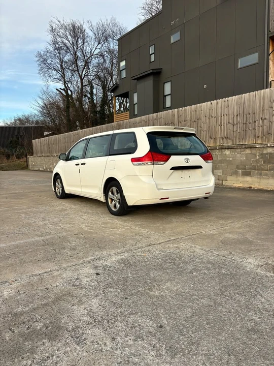 2011 Toyota Sienna 3rd Gen - Image 4 of 17