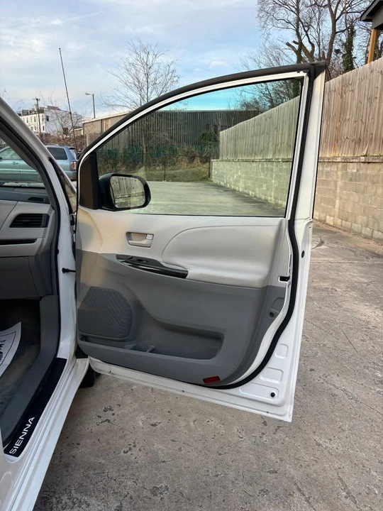2011 Toyota Sienna 3rd Gen - Image 13 of 17