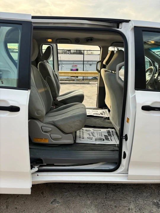2011 Toyota Sienna 3rd Gen - Image 12 of 17