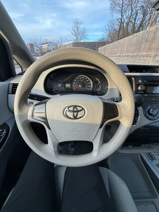 2011 Toyota Sienna 3rd Gen - Image 16 of 17
